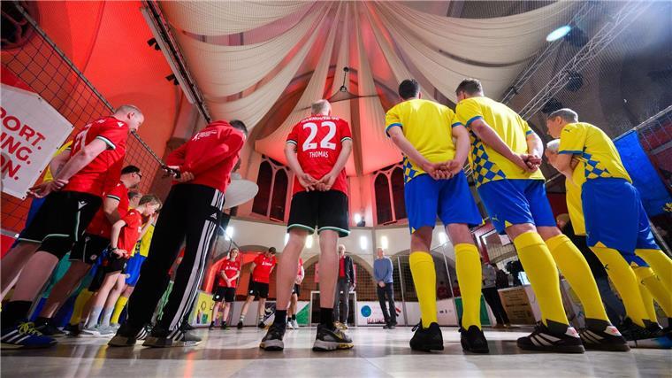 Das Pastoren-Derby: Hannover - Braunschweig in der Kirche Pastoren und Mitarbeiter der Diakonie aus Hannover und Braunschweig wollten mit einem Freundschaftsspiel ein Zeichen setzen.