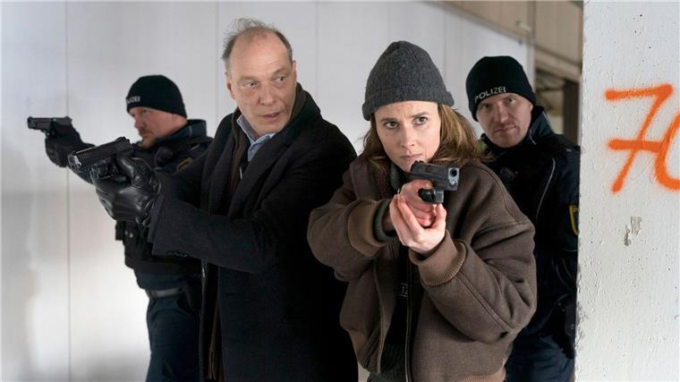 Eine erschreckende Wahrheit: Der neue Dresden-„Tatort“ Peter Schnabel und Karin Gorniak stürmen eine Werkstatt.