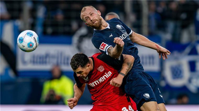 „Mit Charisma und Aura“: Hecking bringt Hoffnung nach Bochum Philipp Hofmann (r.) setzt sich gegen Granit Xhaka durch.