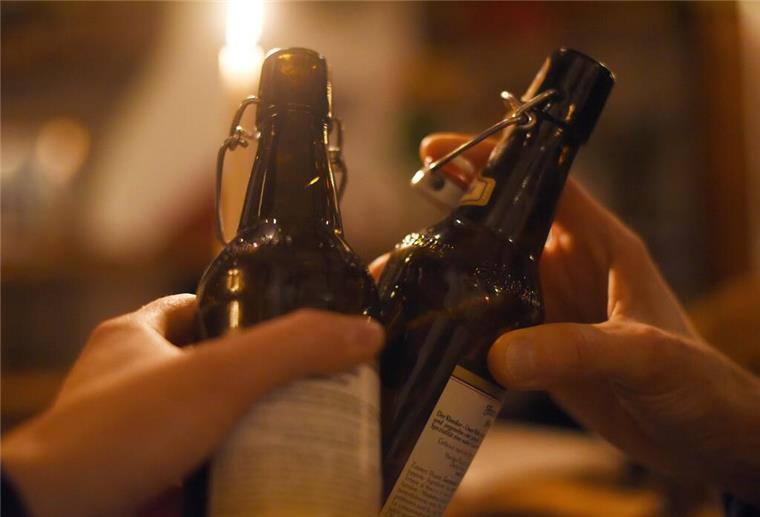 Bierflaschen. Prost! Bei mehr als einer kleinen Flasche Bier kann es mit Blick auf die Promillegrenze schon kritisch werden.