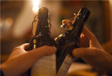 Bierflaschen. Prost! Bei mehr als einer kleinen Flasche Bier kann es mit Blick auf die Promillegrenze schon kritisch werden.