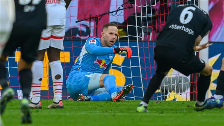 Leipzig bangt um Torhüter Gulacsi - Entwarnung bei Openda RB-Keeper Peter Gulacsi bleibt nach der Halbzeit angeschlagen in der Kabine.