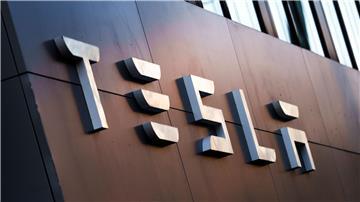  Sieben Aktivisten haben mit Plakaten und Sprühfarbe gegen Tesla in Oldenburg protestiert. (Archivfoto)
