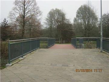 ... sowie die Fußgängerbrücke Ludwig-Börne-Straße.
