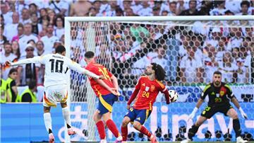  Spaniens Marc Cucurella (M) bekam im EM-Viertelfinale gegen Deutschland den Ball an die Hand.