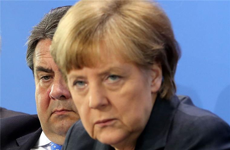Gabriel: Merkels erneute Kanzlerkandidatur erwartbar SPD-Chef und Vizekanzler Sigmar Gabriel (links) geht davon aus, dass die CDU-Vorsitzende Angela Merkel erneut als Kanzlerkandidatin antritt.