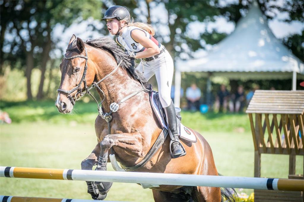  Springreiterin Lea Wischnewski vom RV Frei-Weg Bederkesa-Meckelstedt auf Chyla ...