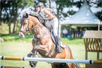  Springreiterin Lea Wischnewski vom RV Frei-Weg Bederkesa-Meckelstedt auf Chyla ...