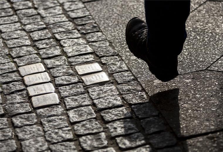 ARCHIV - Mit den Stolpersteinen wird der Opfer des NS-Terrors gedacht. Foto: Christoph Soeder/dpa