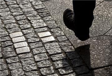 ARCHIV - Mit den Stolpersteinen wird der Opfer des NS-Terrors gedacht. Foto: Christoph Soeder/dpa