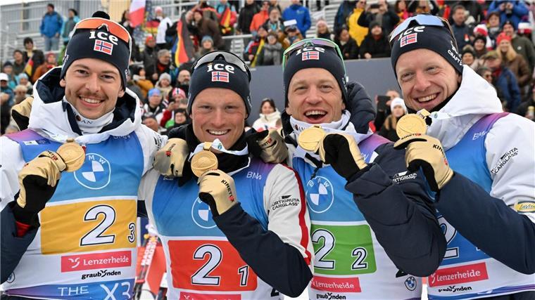  Sturla Holm Laegreid (l), Endre Stroemsheim (daneben) und Johannes Thingnes Bö (r) stehen zusammen im letzten Rennen auf dem Treppchen.