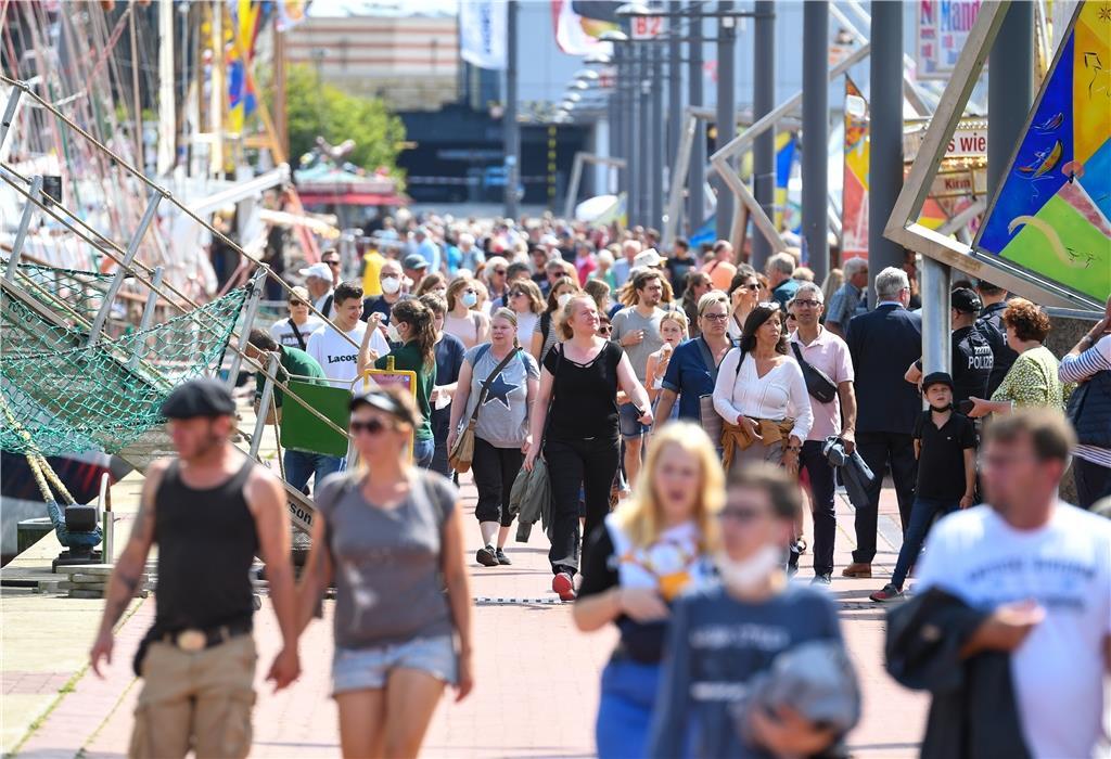  Viele Besucher flanieren an den Kajen.