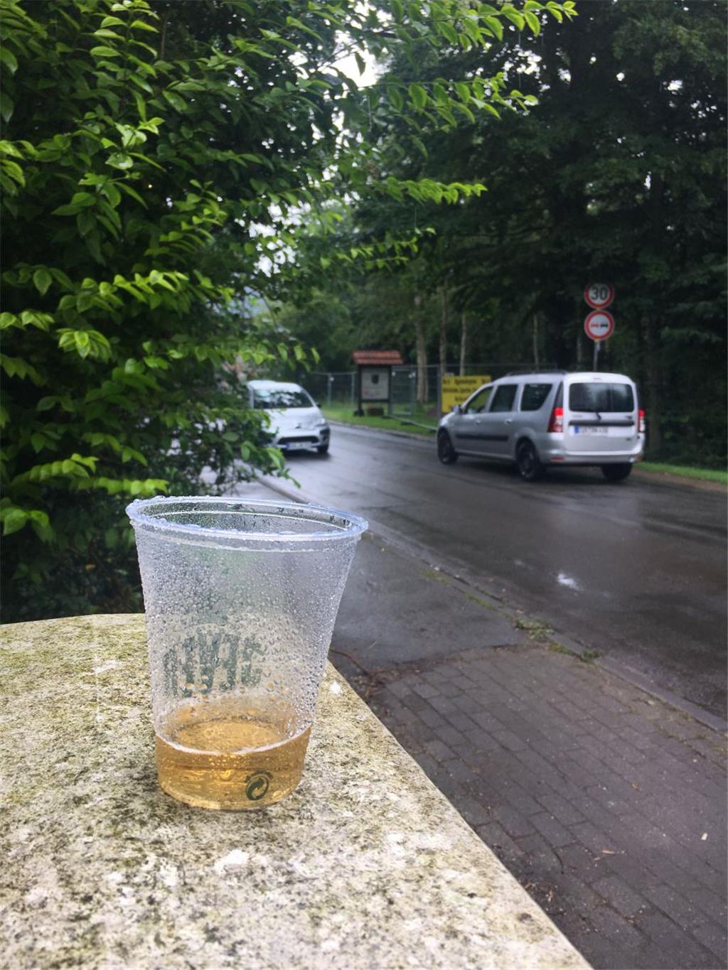  Was vom Bier übrig bleibt: Becher und Dosen pflastern den Weg durch den Ort Wan...
