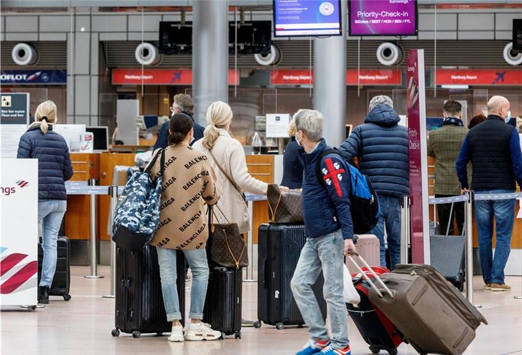 Ansturm auf Mallorca nach Ende der Reisewarnung Wegen stark sinkender Corona-Infektionszahlen hebt die Bundesregierung die Reisebeschränkungen für Mallorca auf.