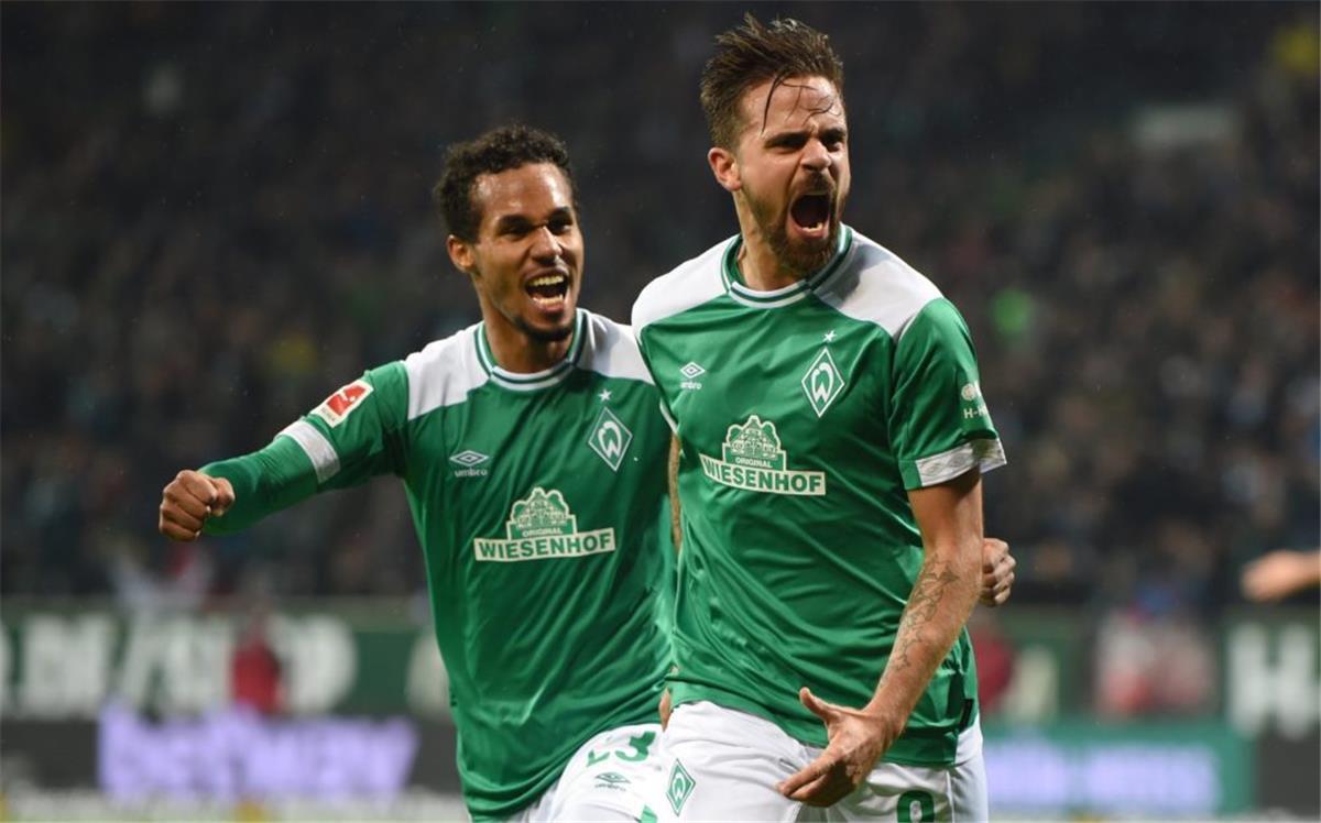 Werder gelingt Befreiungsschlag gegen Düsseldorf Werders Theodor Gebre Selassie (links) feiert mit dem Torschützen zum 2:1, Martin Harnik.