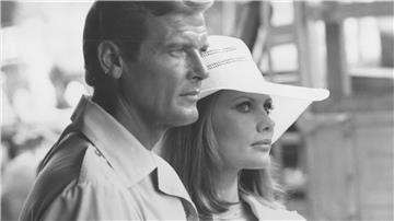 007-Darsteller Roger Moore und Schauspielerin Maud Adams.