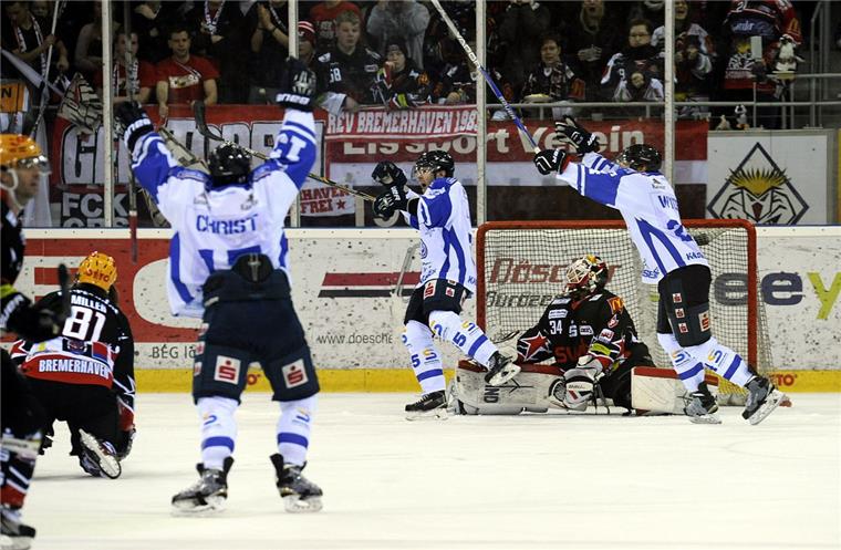 1:0 für Kassel, Es jubeln v. li. Michael Christ, Mike Little und Austin Wycisk. Foto Scheschonka