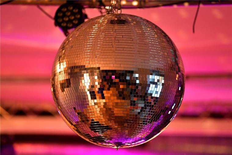 Discothek Nachtschicht dicht: Die Partyluft wird dünner 10 Jahre Disco-Revivalparty: Am 7. April verwandelt sich die Stadthalle wieder in einen "Tanztempel". Im vergangenen Jahr kamen 3000 Menschen zum feiern. Foto: Schutt/dpa