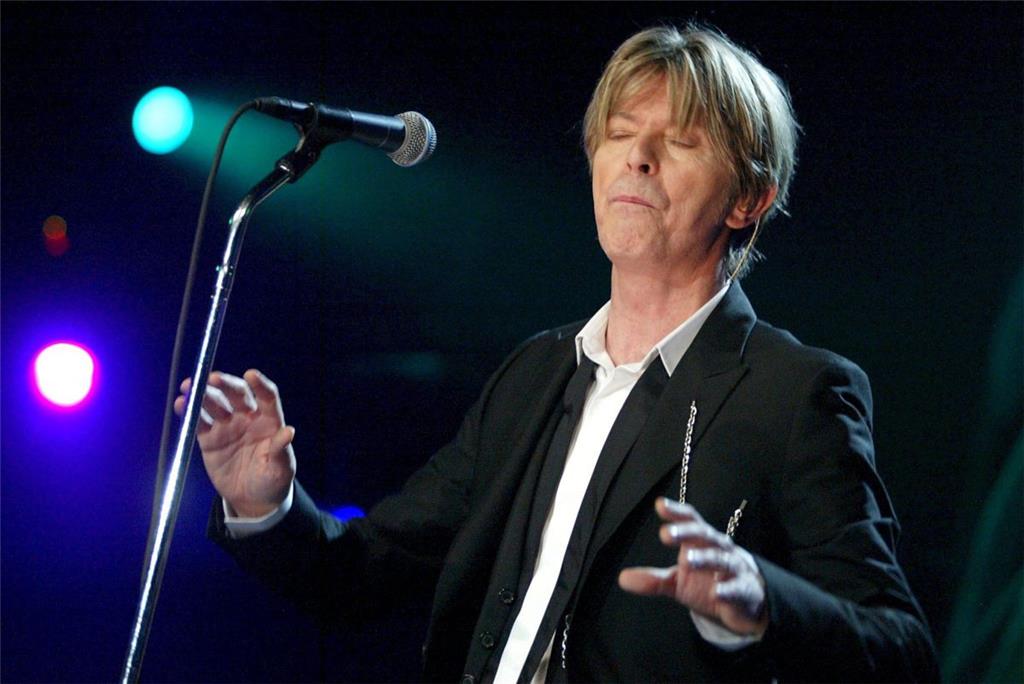 10. Januar 2016: Musiklegende David Bowie stirbt im alter von 69 Jahren an den Folgen einer Krebserkrankung.