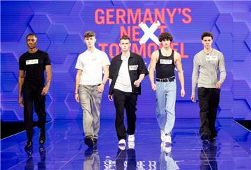 Titel: Germany's Next Topmodel - by Heidi Klum; Staffel: 20; Folge: 2; Person: Kadio; Clemens; Alex J.; Kevin; Julius; Copyright: ProSieben/Nadine Rupp; Fotograf: Nadine Rupp;