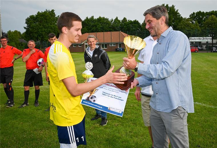 Hobby-Fußballern winken 1000 Euro Preisgeld 1000 Euro für den Sieger: im vergangenen Jahr gewann TuSpo Surheide II den NZ-Pokal.