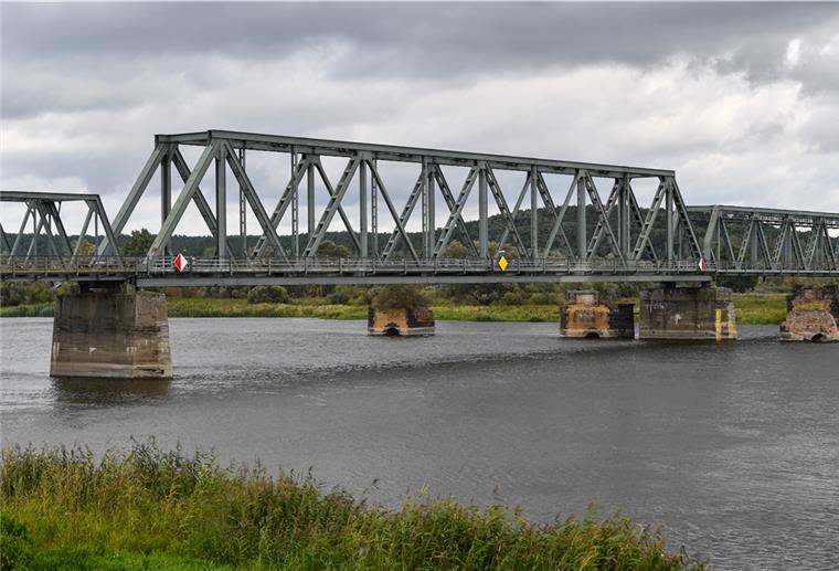Zwei Bahnbrücken in Bremen müssen ersetzt werden 1004 Eisenbahnbrücken müssen deutschlandweit ersetzt werden.