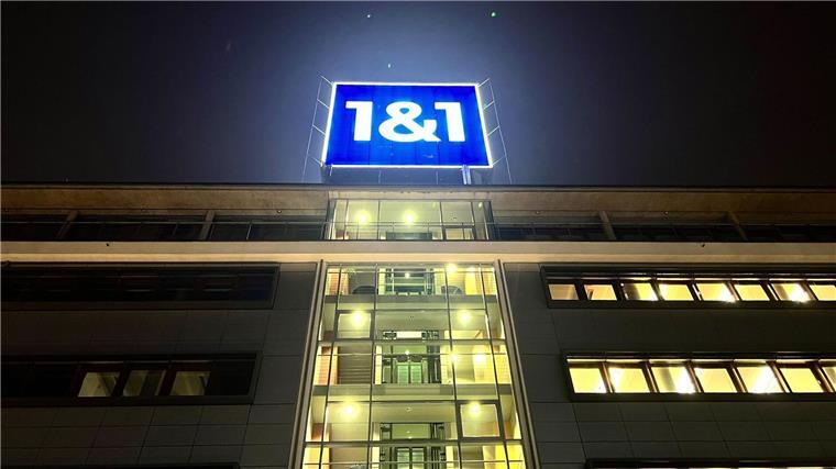 1&1-Logo an der Firmenzentrale in Montabaur (Rheinland-Pfalz) - das Unternehmen ist der vierte deutsche Handynetzbetreiber.