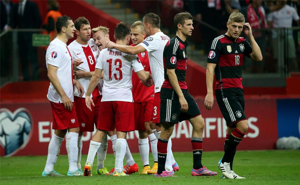 11. Oktober 2014 in Warschau: Im 19. Anlauf klappt es für die Polen. Gegen den frisch gekürten Weltmeister gewinnen Robert Lewandowski & Co. mit 2:0 (0:0) in der EM-Qualifikation. Trotz großer Überlegenheit und vieler Torchancen können die Deutschen nach Toren von Arkadiusz Milik (51.) und Sebastian Mila (88.) nichts mehr ändern. Im Rückspiel zeigt Joachim Löws Auswahl dann beim 3:1 (2:1) ihr bestes Spiel des Jahres 2015.