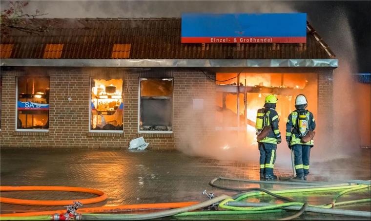 11 Ortsfeuerwehren beim Großbrand in Verden im Einsatz.