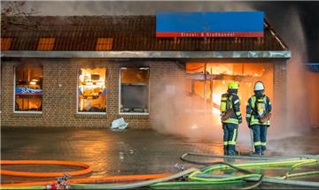 11 Ortsfeuerwehren beim Großbrand in Verden im Einsatz.