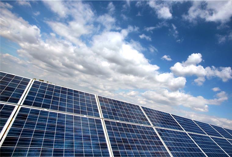 Butjadinger Solarpark wird geprüft 11 von 19 Ratsmitglieder der Gemeinde Butjadingen geben der Prüfung des Photovoltaik-Projektes in Butjadingen Rückenwind.