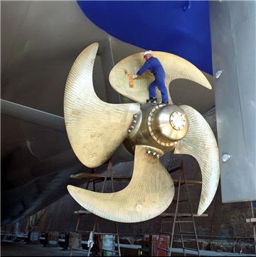 Schluss am 1. April: 117 Kollegen verlassen die Lloyd Werft. Sie nehmen die Abfindungen in Anspruch und lösen ihren Arbeitsvertrag auf. Kündigungen sind nun nicht mehr nötig.