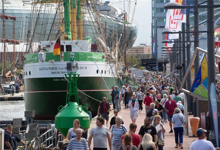 Die ersten Zusagen für die Sail 2025 sind da: Diese Schiffe kommen nach Bremerhaven Zahlreiche Menschen laufen auf den Kajen am Neuen Hafen in Bremerhaven an der grün und weiß gestrichenen "Alexander von Humboldt II" vorbei