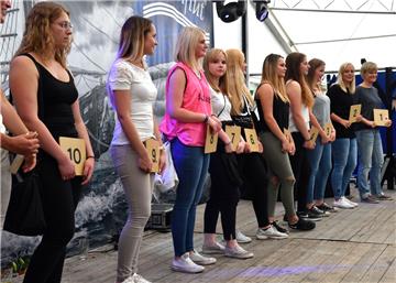 12 Teilnehmerinnen haben bei der Wahl zur Marktkönigin teilgenommen. 