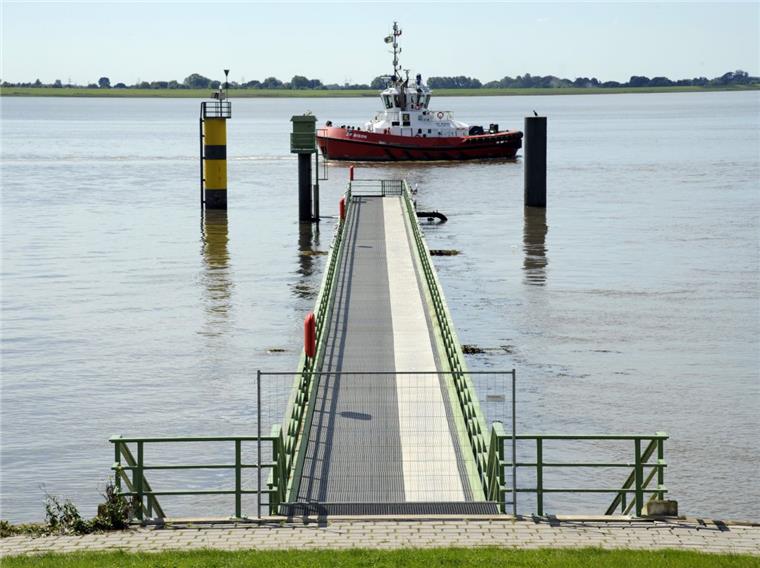 Steg auf dem Freilaufkanal für die Öffentlichkeit gesperrt 120 Meter weit führt der Steg auf der Betonröhre des Freilaufkanals hinaus in die Weser. Doch der Zutritt ist zurzeit versperrt.