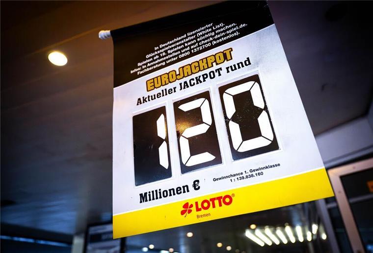  Ein Aufsteller zum aktuellen Eurojackpot steht vor einem Kiosk. 