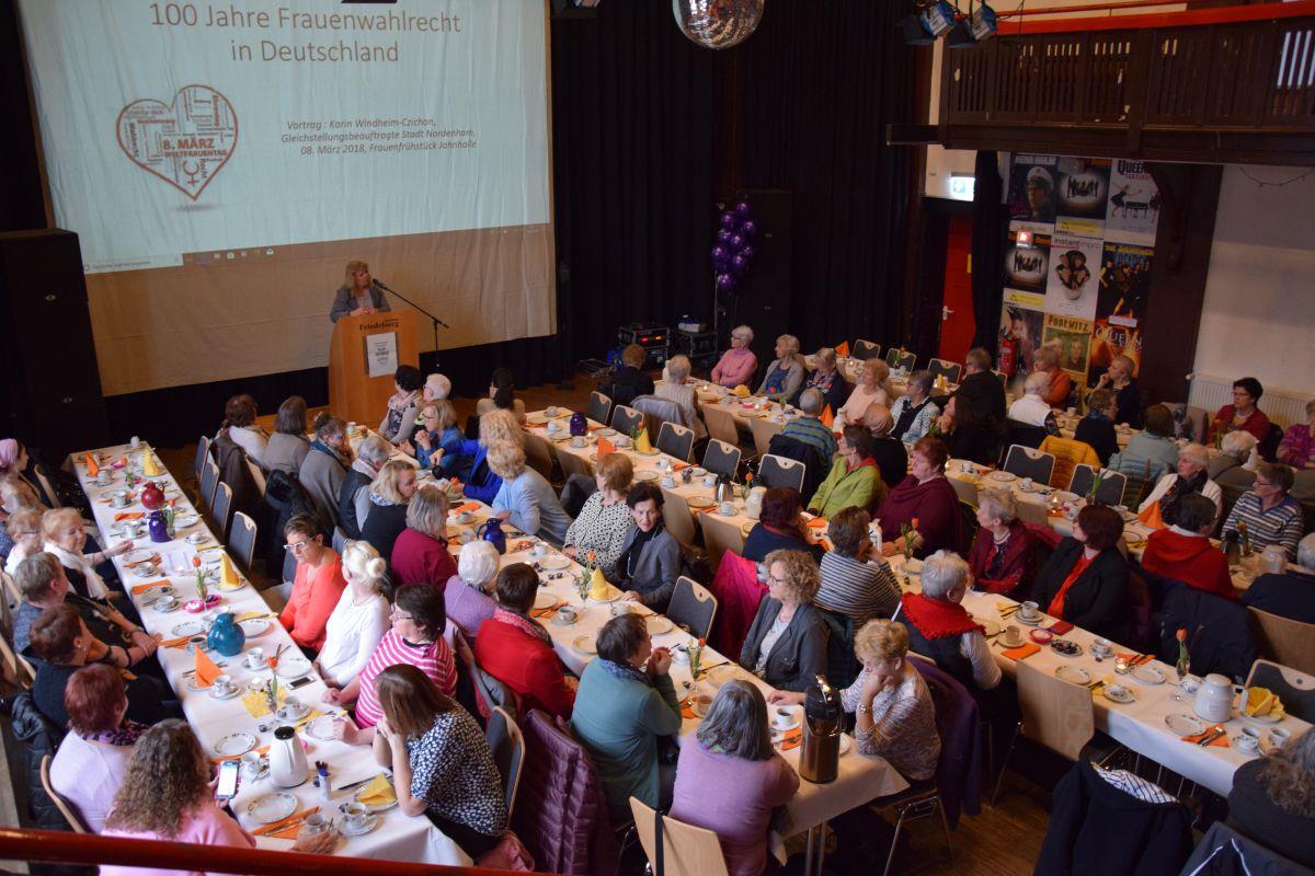120 Nordenhamer Frauen kamen zum Frauenfrühstück in die Jahnhalle. Eingeladen hatten die Gleichstellungsbeauftragte Karin Windheim-Czichon und der Arbeitskreis Weltfrauentag.