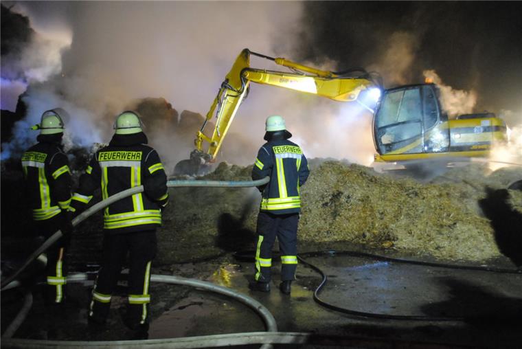 120 Strohballen brannten in der Nacht zu Montag in Hagen. Nun weiß die Polizei: Es war Brandstiftung.