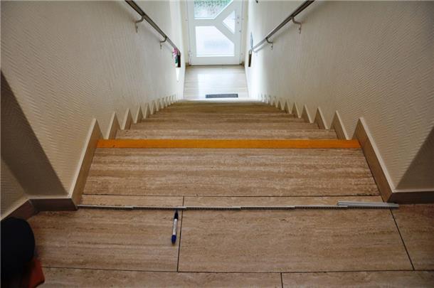 120 Zentimeter breit ist der Aufgang. Der Treppenlift wäre zusammengeklappt 38 Zentimeter breit. Blieben 82 Zentimeter Breite für die Nutzer des Treppenhauses.