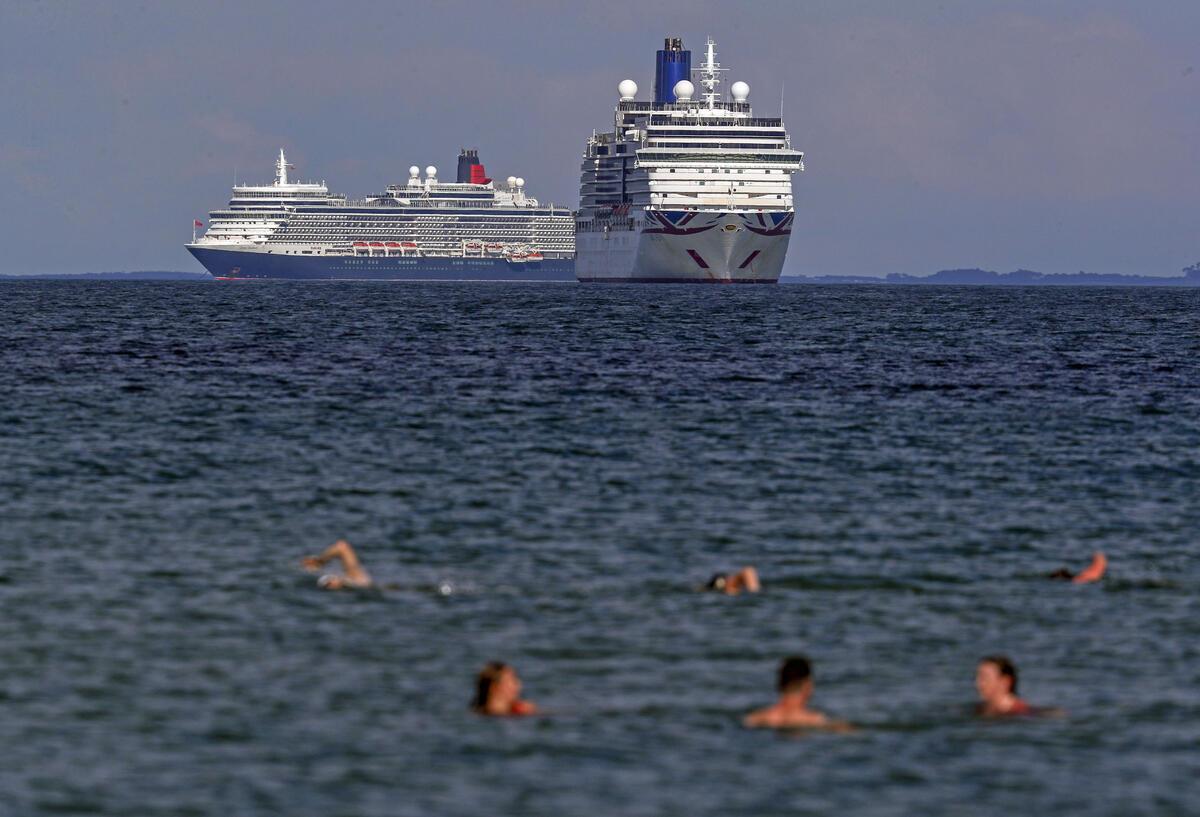 Zwei Kreuzfahrtschiffe auf dem Wasser.