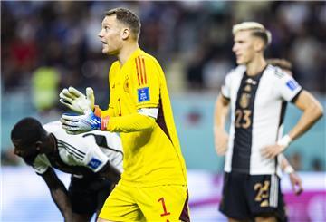  Deutschlands Torwart Manuel Neuer reagiert im Spiel und hat die Kapitänsbinde mit der Aufschrift "No Discrimination" am Arm. 
