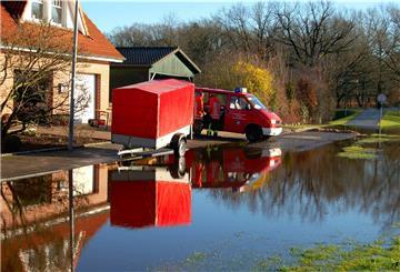 13 Jahre ist das bereits her: Das Oste-Hochwasser 2008 bedroht die Häuser im Sandkroog in Heeslingens Ortsmitte. 