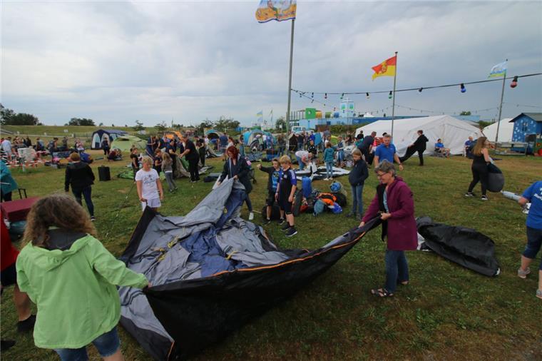 Zeltlager der Klootschießer-Jugend in Burhave hat begonnen 130 Kinder nehmen am Zeltlager des Klootschießer-Kreisverbands in Butjadingen teil.