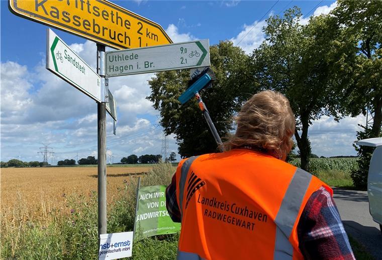 1300 Kilometer Radwegenetz und 2000 Schilder - das ist das Reich von Cuxlands Radwege-Wart Günter Mangels.