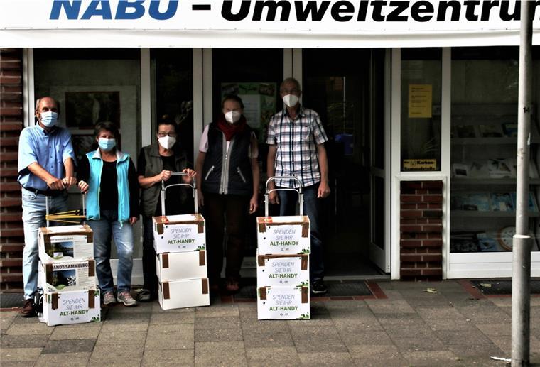 Cuxhaven: Naturschützer sammeln Althandys ein 1361 Altgeräte kamen bei der Sammelaktion des NABU zusammen.