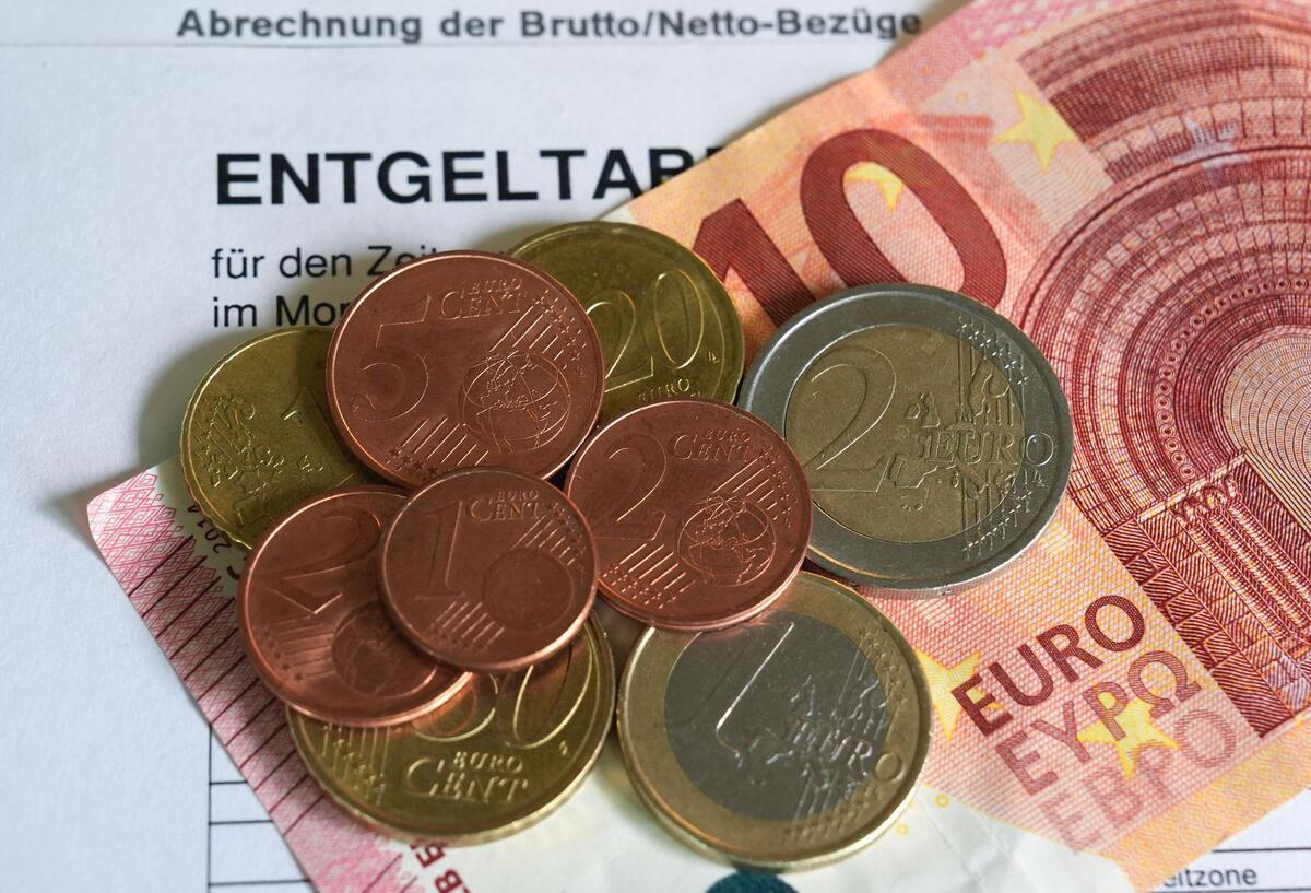 Euro- und Centmünzen liegen auf einem 10-Euro-Schein 