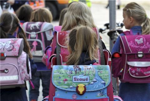 14 Krätzefälle aus Schulen wurden dem Bremerhavener Gesundheitsamt in den ersten drei Januarwochen bereits gemeldet. Insgesamt waren es 35 Fälle. Die Ansteckungsfgefahr von Schulkinder untereinander hält der Chefarzt der Bremerhavener Hautklinik für eher unwahrscheinlich. Hauptübertragungsort seien die Familien.  Foto. Leonhardt/dpa