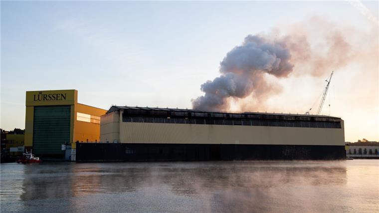 Nach Großbrand in Bremen: Dock wird nach Hamburg geschleppt 14. September: Rauch steigt über der Lürssen-Werft in Bremen-Vegesack in den Himmel. In der Werft war in der Nacht zum Freitag ein Dock zum Bau von Schiffen samt Schiffsneubau in Flammen aufgegangen.