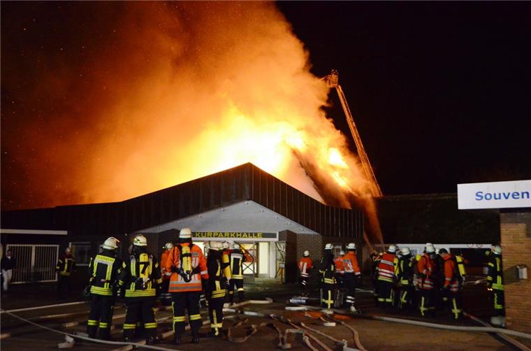 Silvester: Nicht jeder freut sich auf die Knallerei In der Silvesternacht vor zwei Jahren waren 140 Feuerwehrleute im Einsatz, um den Brand im Dachstuhl der Kurparkhalle in Cuxhaven zu löschen.