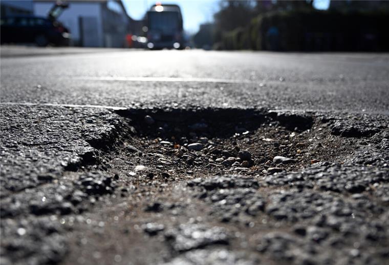 Politik bewilligt mehr Geld für Hagens kaputte Straßen Insgesamt 1,1 Millionen Euro für den Ausbau und Erhalt von Straßen und Wegen wurden in den Haushalt 2023 der Gemeinde Hagen eingestellt.